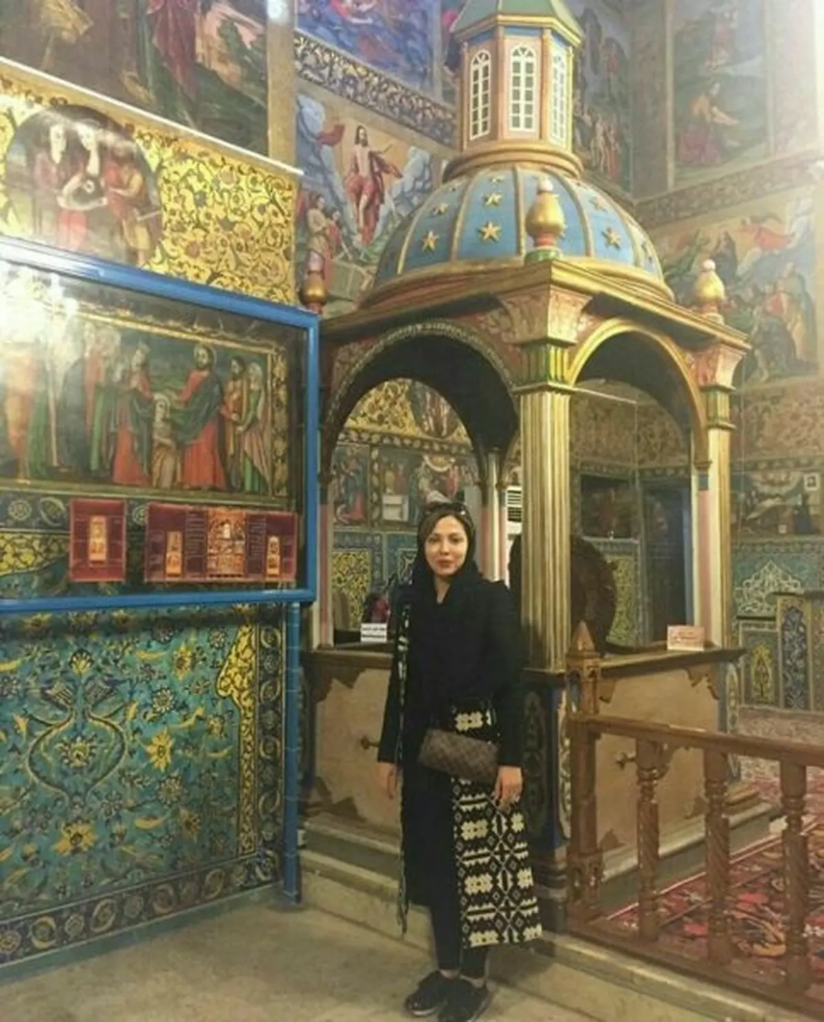 بازیگر زن سینما در یک کلیسای اصفهان