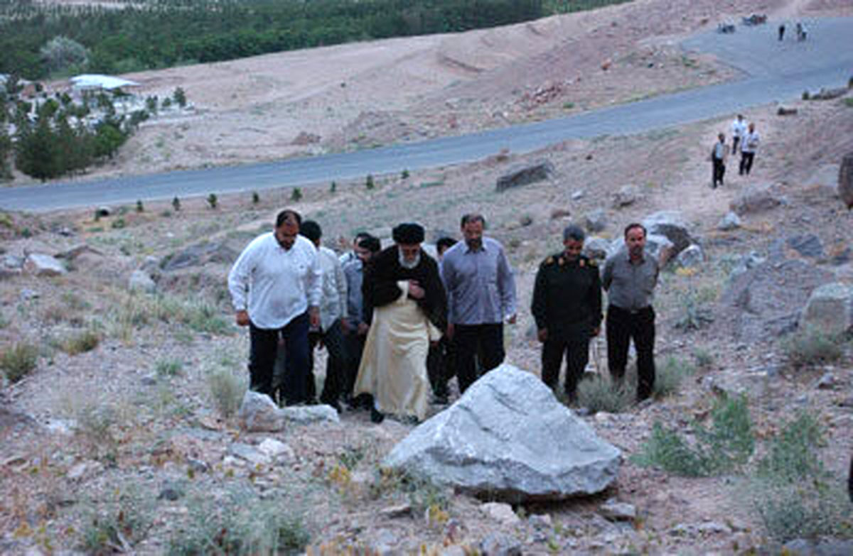 عکس دیده نشده از رهبر انقلاب هنگام کوهنوردی