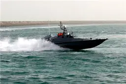 وزارت دفاع انبوهی از شناورهای تندرو عاشورا و ذوالفقار را به نیروی دریایی سپاه تحویل داد