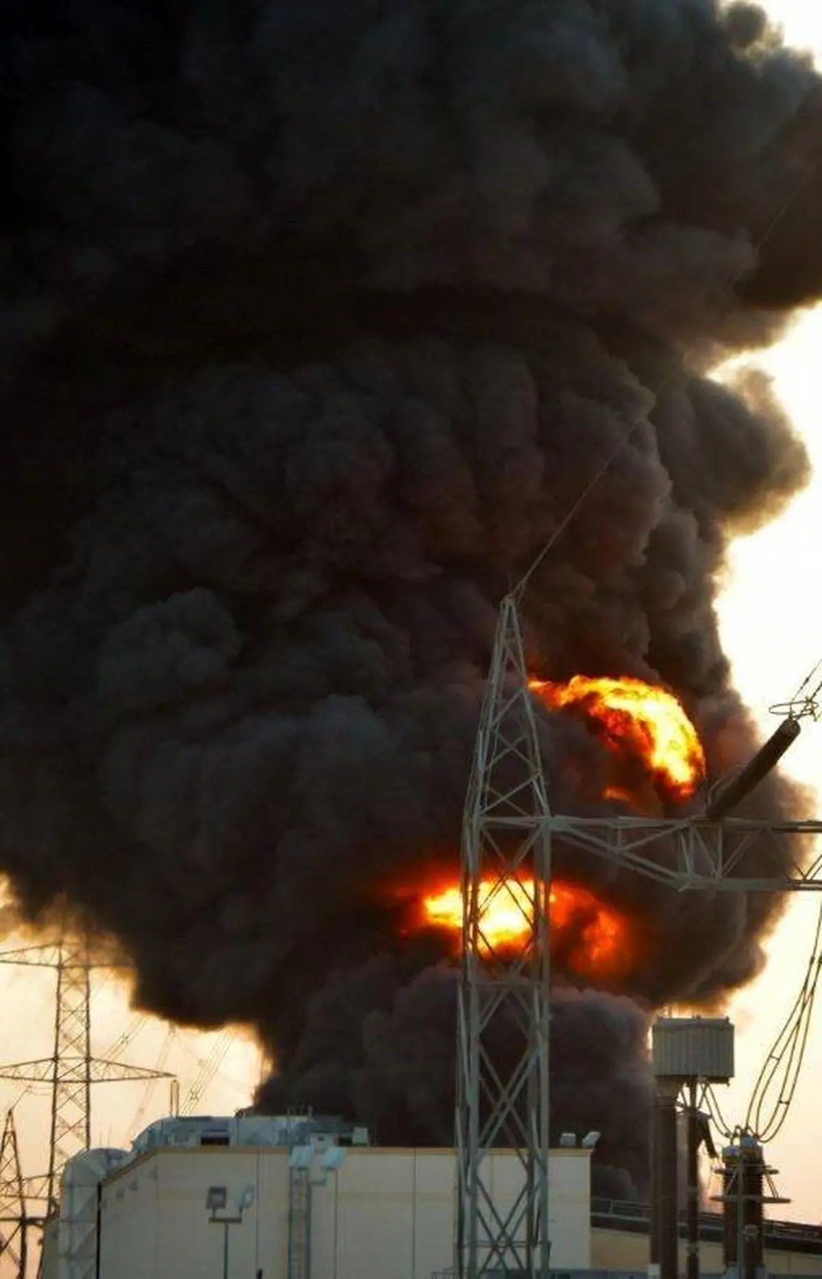 آتش سوزی گسترده در پالایشگاه منبع عربستان / تصاویر