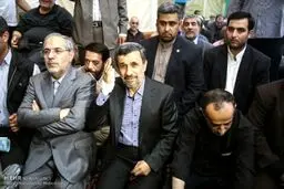دست باند پیچی شده احمدی نژاد در مراسم ختم مرحوم نیری/عکس