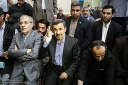 دست باند پیچی شده احمدی نژاد در مراسم ختم مرحوم نیری/عکس
