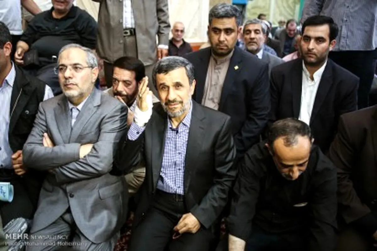 دست باند پیچی شده احمدی نژاد در مراسم ختم مرحوم نیری/عکس