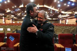 بوسه فرمانده جدید بر پیشانی فرمانده سابق/عکس
