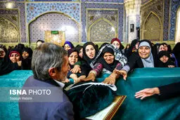 اهداء پرچم متبرک آستان قدس رضوی به هیات‌های مذهبی کشور/تصاویر