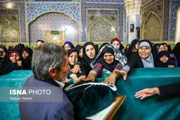 اهداء پرچم متبرک آستان قدس رضوی به هیات‌های مذهبی کشور/تصاویر