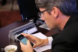 موبایل بازی عضو هیأت اقتصادی آلمان!/عکس