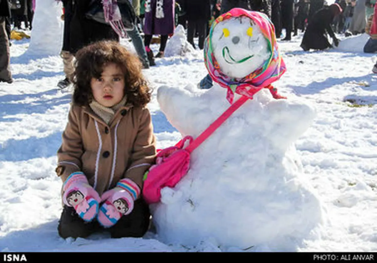شادی‌های کودکانه در کنار این همه آدم برفی /تصاویر