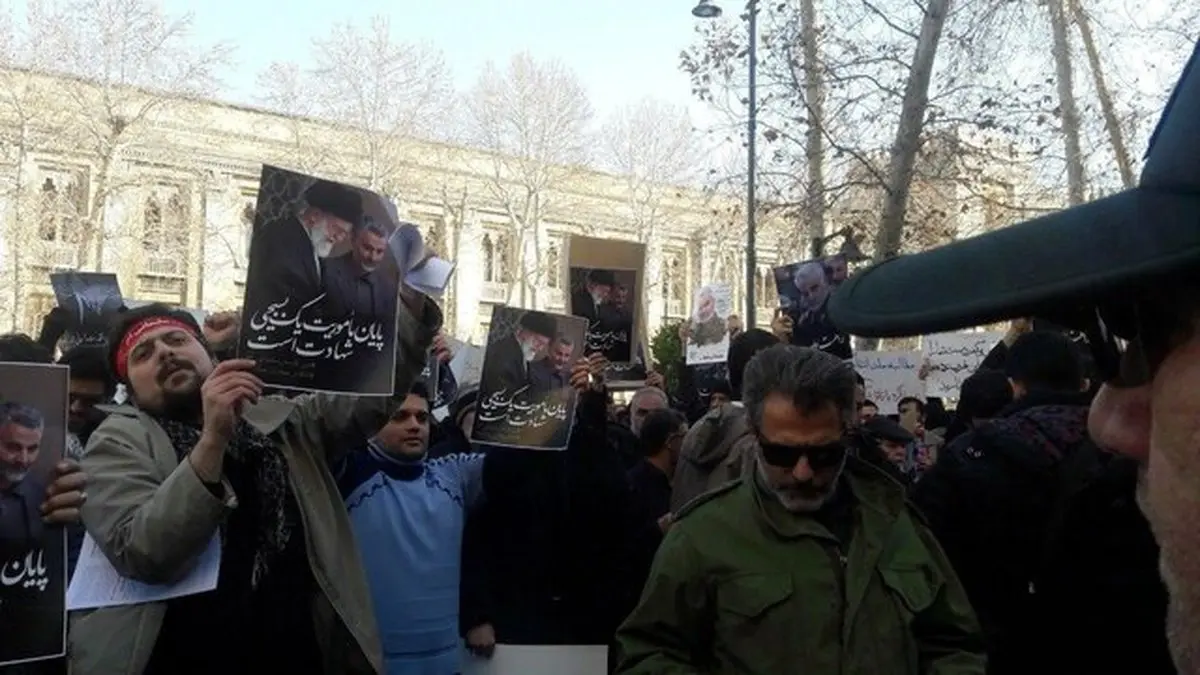 برگزاری تجمع اعتراض به سخنان ظریف مقابل وزارت خارجه + عکس