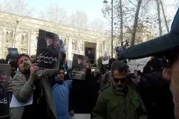 برگزاری تجمع اعتراض به سخنان ظریف مقابل وزارت خارجه + عکس
