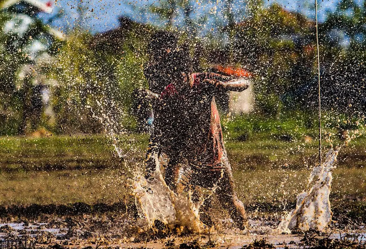 عکس/ فوتبال در گِل