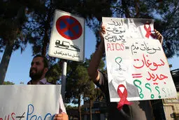 تجمع اندک معترضان سفر فابیوس در فرودگاه/تصاویر