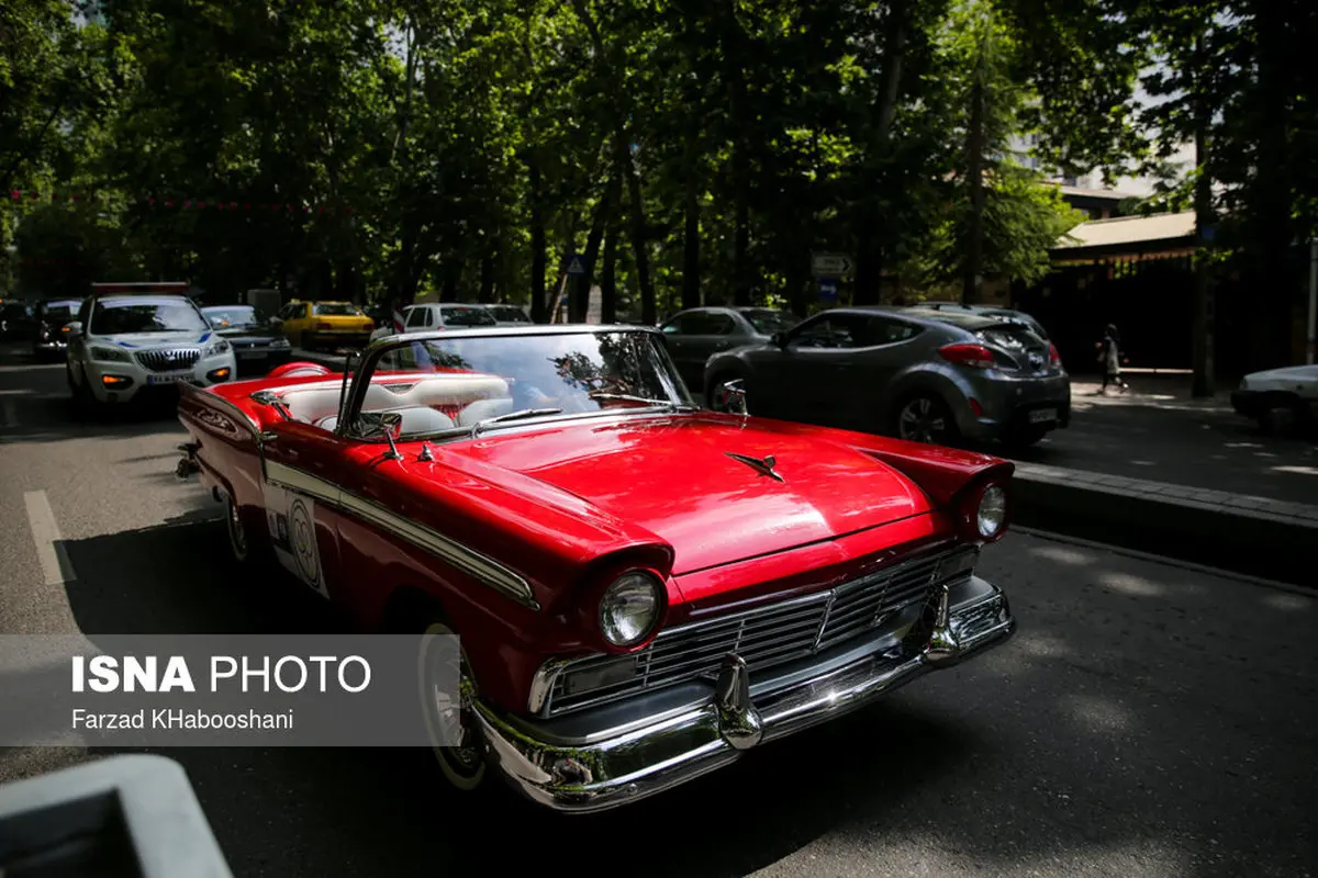 رژه خودروهای کلاسیک در خیابان‌های تهران/تصاویر