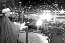 عکسی منتشر نشده از سخنرانی آیت‌الله هاشمی در حرم امام