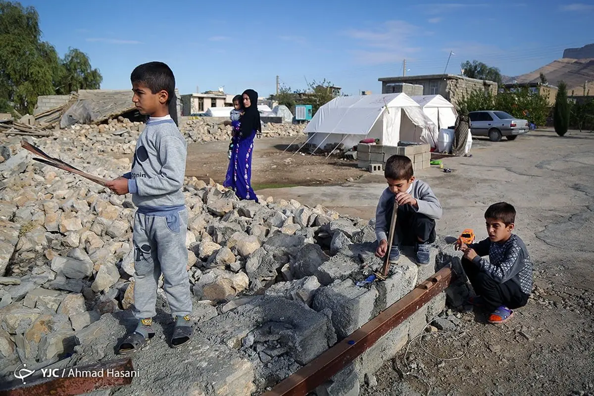 تصاویری از حال و هوای کودکان زلزله‌زده در کرمانشاه