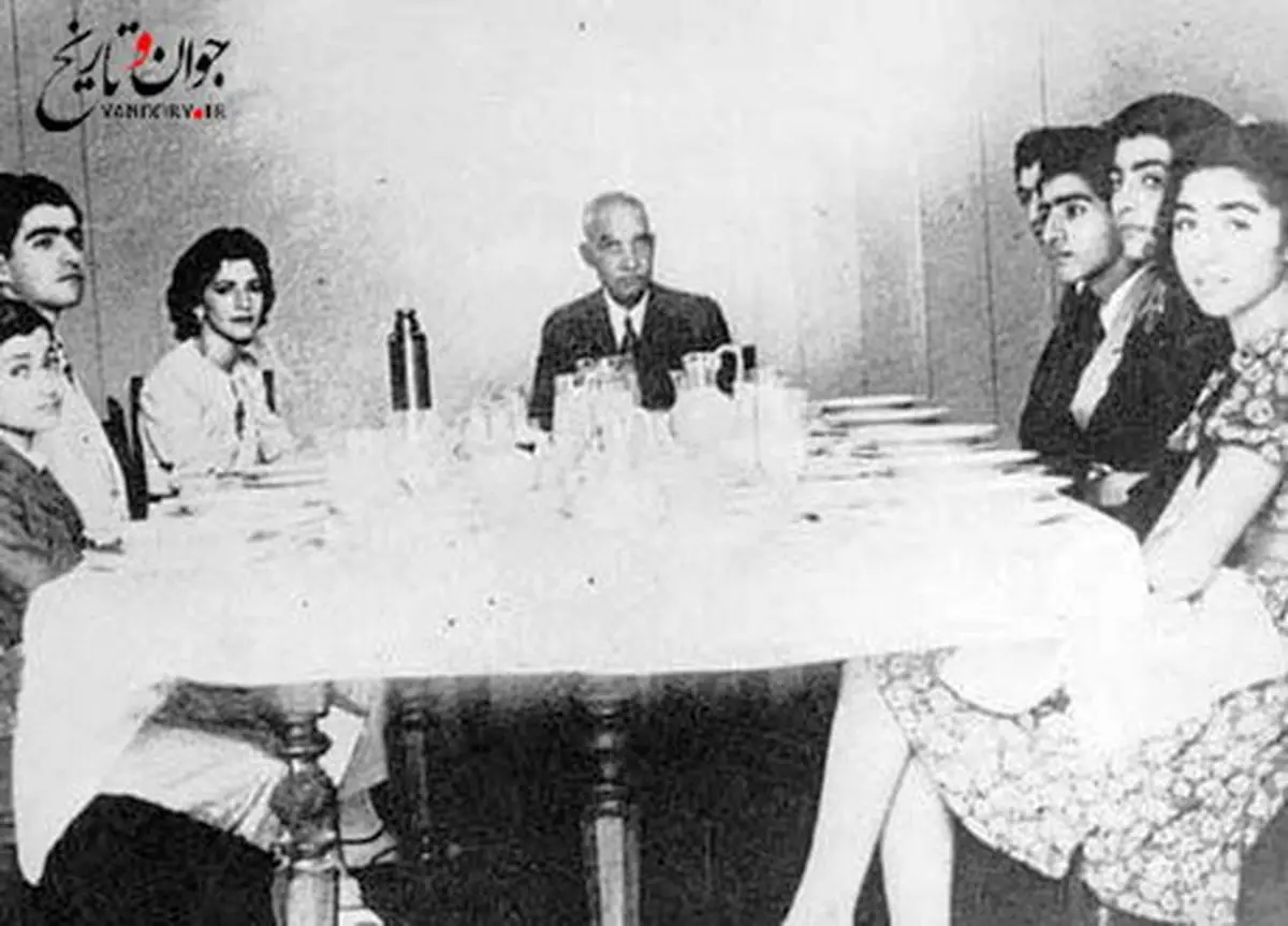ضیافت خانوادگی رضاخان در تبعید/عکس