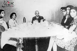 ضیافت خانوادگی رضاخان در تبعید/عکس