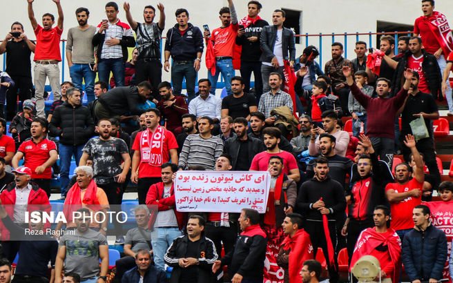 عکس / بنر جالب  تماشاگران تراکتور در ورزشگاه