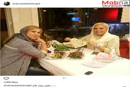 شهرزاد عبدالمجید به همراه دوستش در یک رستوران/ عکس