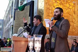 نوحه خوانی مداح مشهور و پسرش در حرم رضوی/عکس