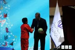 توپ پلاستیکی در مقابل حذف مشق شب / عکس