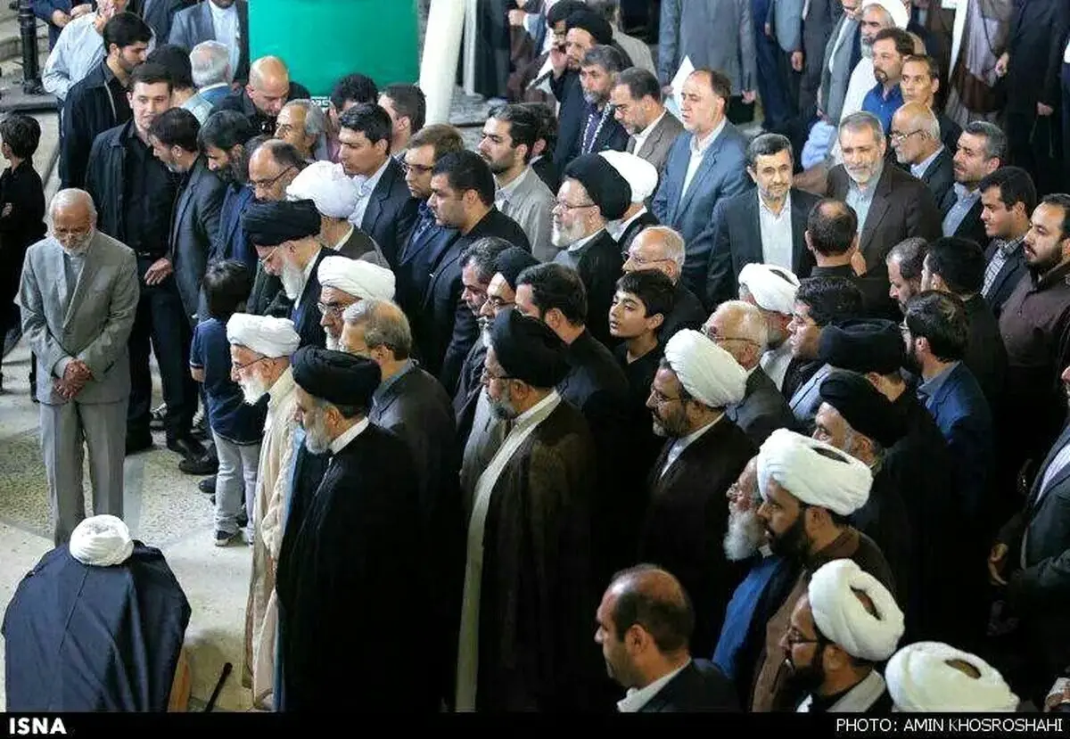 عکس یادگاری احمدی نژاد قبل از آغاز نماز/عکس