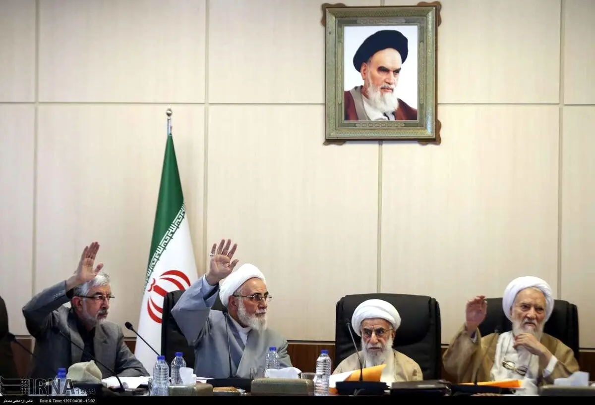 احمدی نژاد یا جنتی؛کدام یک پای عکاسان را از مجمع بریدند؟ + تصاویر/
دو عکس از دو جلسه مجمع باعث حساسیت افکار عمومی نسبت به جلسات مجمع شد