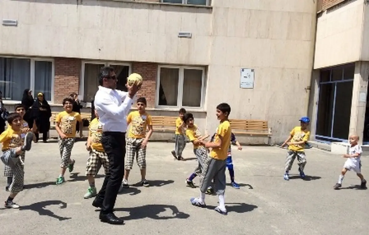 تصاویری از ستاره محبوب فوتبال ایران در کنار کودکان بیمار