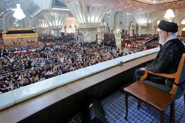 رهبر انقلاب:  تنزل شدید جایگاه آمریکا در دنیا متاثر از حضور امام است