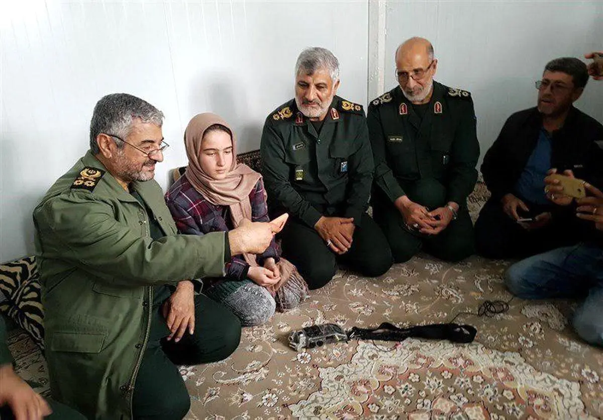 سلفی فرمانده سپاه با تنها بازمانده یک خانواده زلزله‌زده/عکس