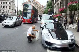 ترافیک 1ساعته ‎به‎خاطر شستن‎ پورشه/عکس