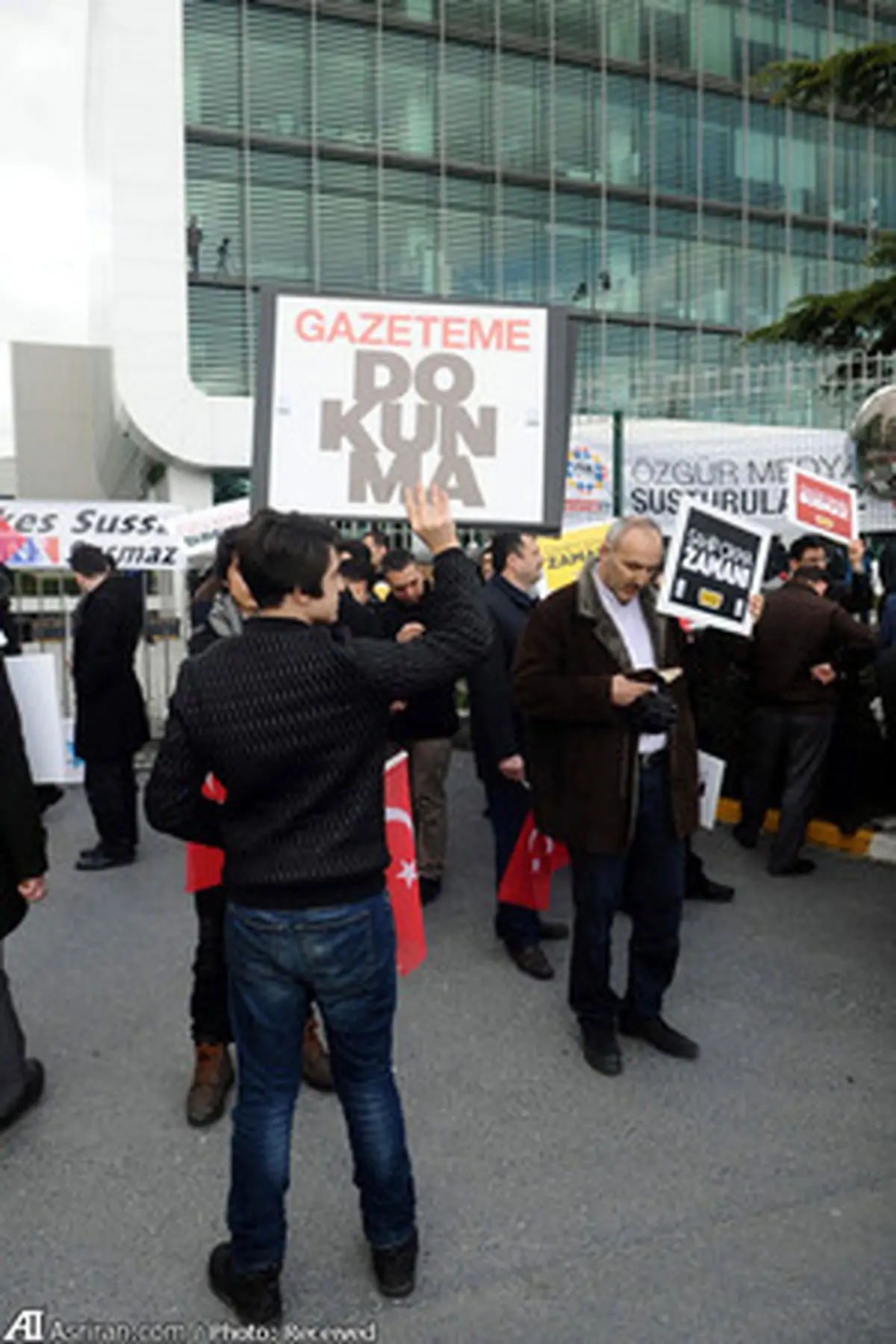 اعتراض به "غل و زنجیر" پرتیراژ ترین روزنامه منتقد دولت ترکیه +عکس