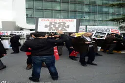 اعتراض به "غل و زنجیر" پرتیراژ ترین روزنامه منتقد دولت ترکیه +عکس