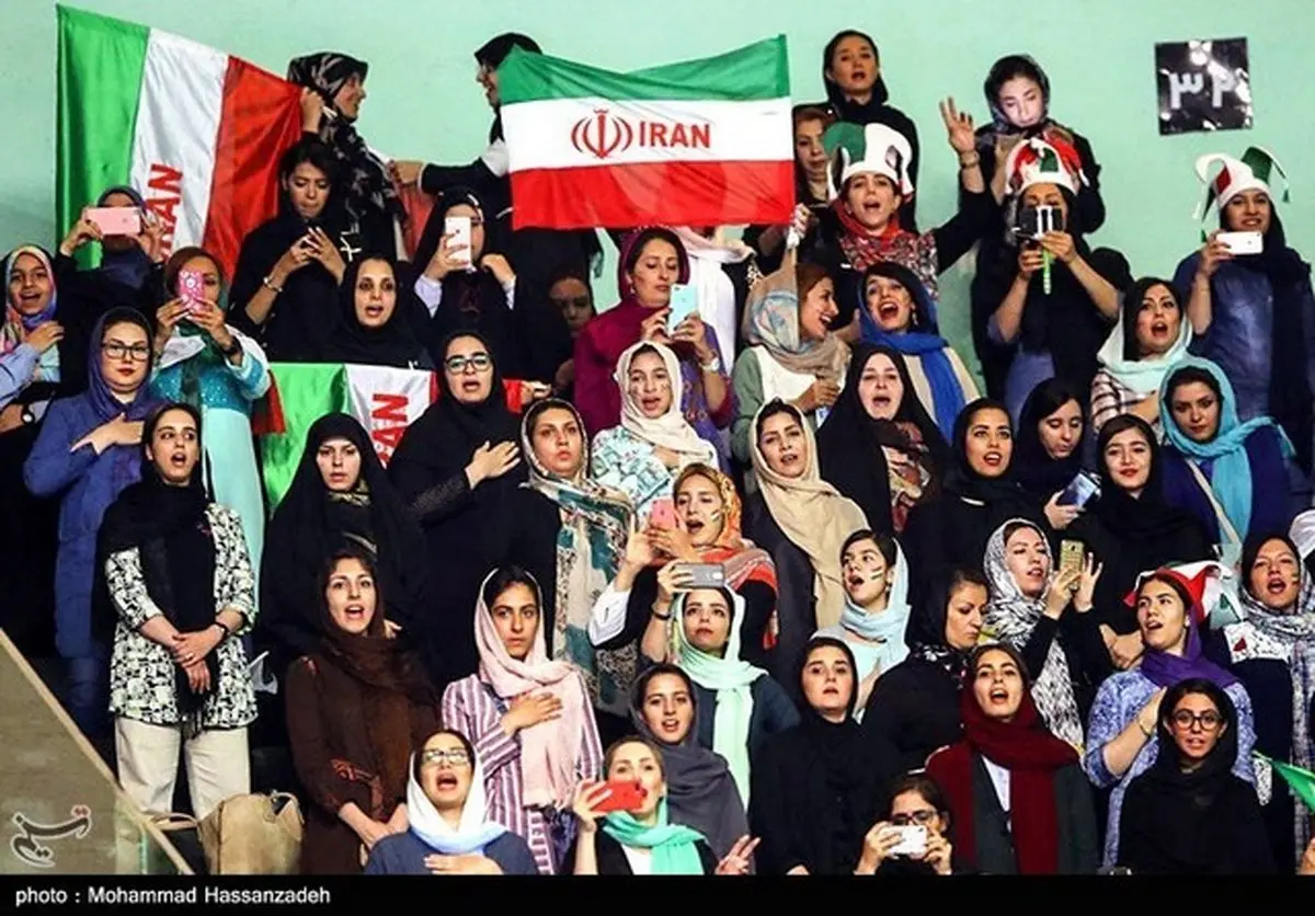 بانوان طرفدار تیم ملی والیبال در ورزشگاه/عکس