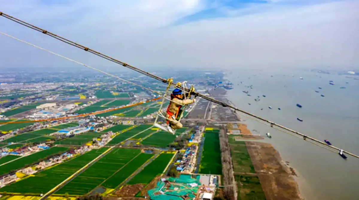 عکس زیبا و دیدنی کارکنان اداره برق چین بر فراز رود یانگ تسه