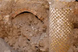 نشست زمین در تبریز و نمایان شدن بنای تاریخی