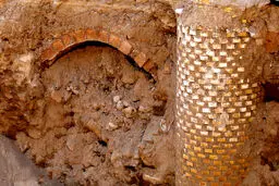 نشست زمین در تبریز و نمایان شدن بنای تاریخی
