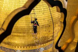 شستشوی گنبد طلایی حرم مطهر حضرت فاطمه معصومه(س) + عکس