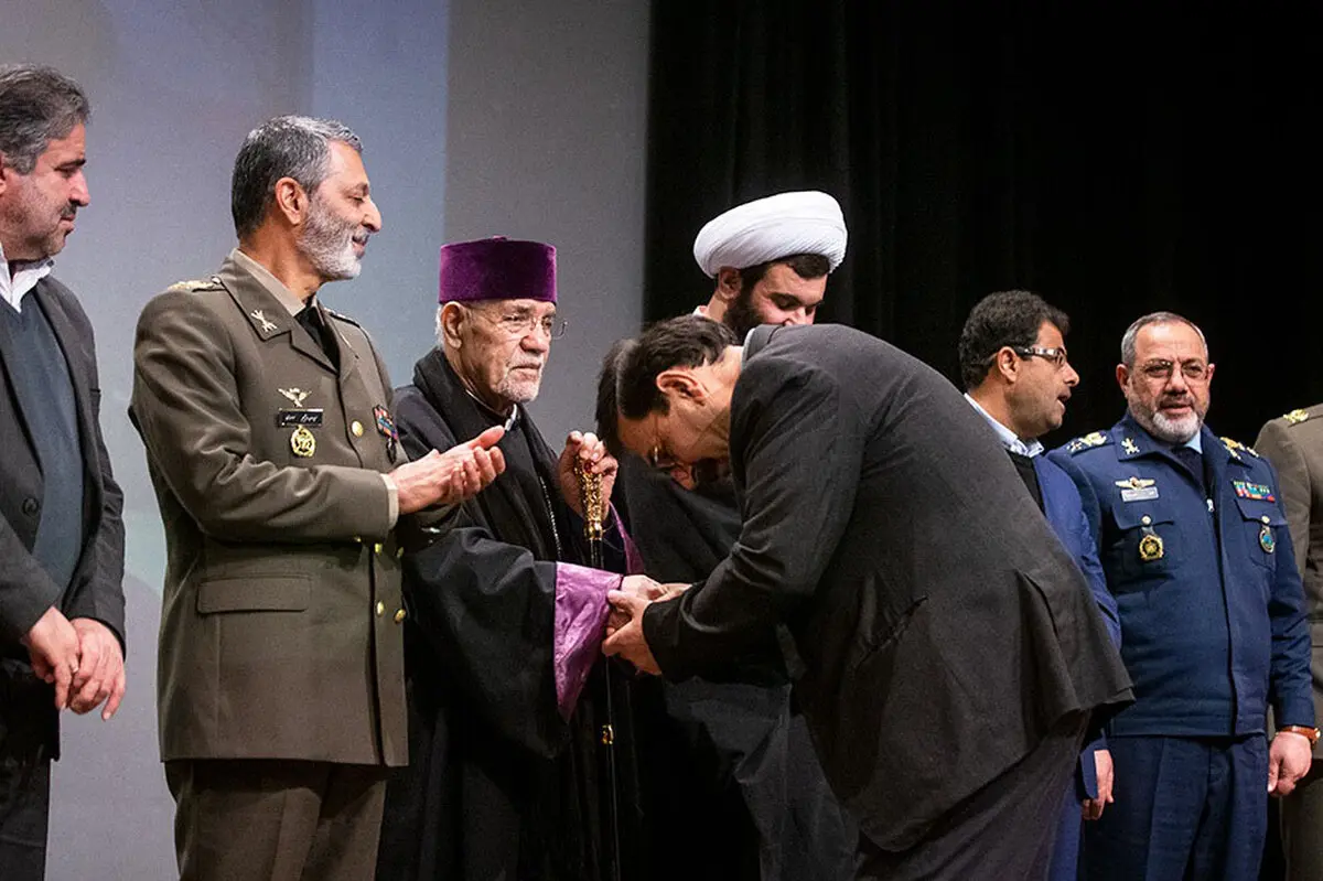 عکس / فرمانده کل ارتش و اسقف اعظم سبوه سرکیسیان در تالار شمس