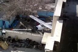 پارک هواپیما در حیاط خانه یک تهرانی/عکس
