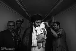 وقتی سید علی خمینی در گوش یک نوزاد اذان می‌گوید/ عکس