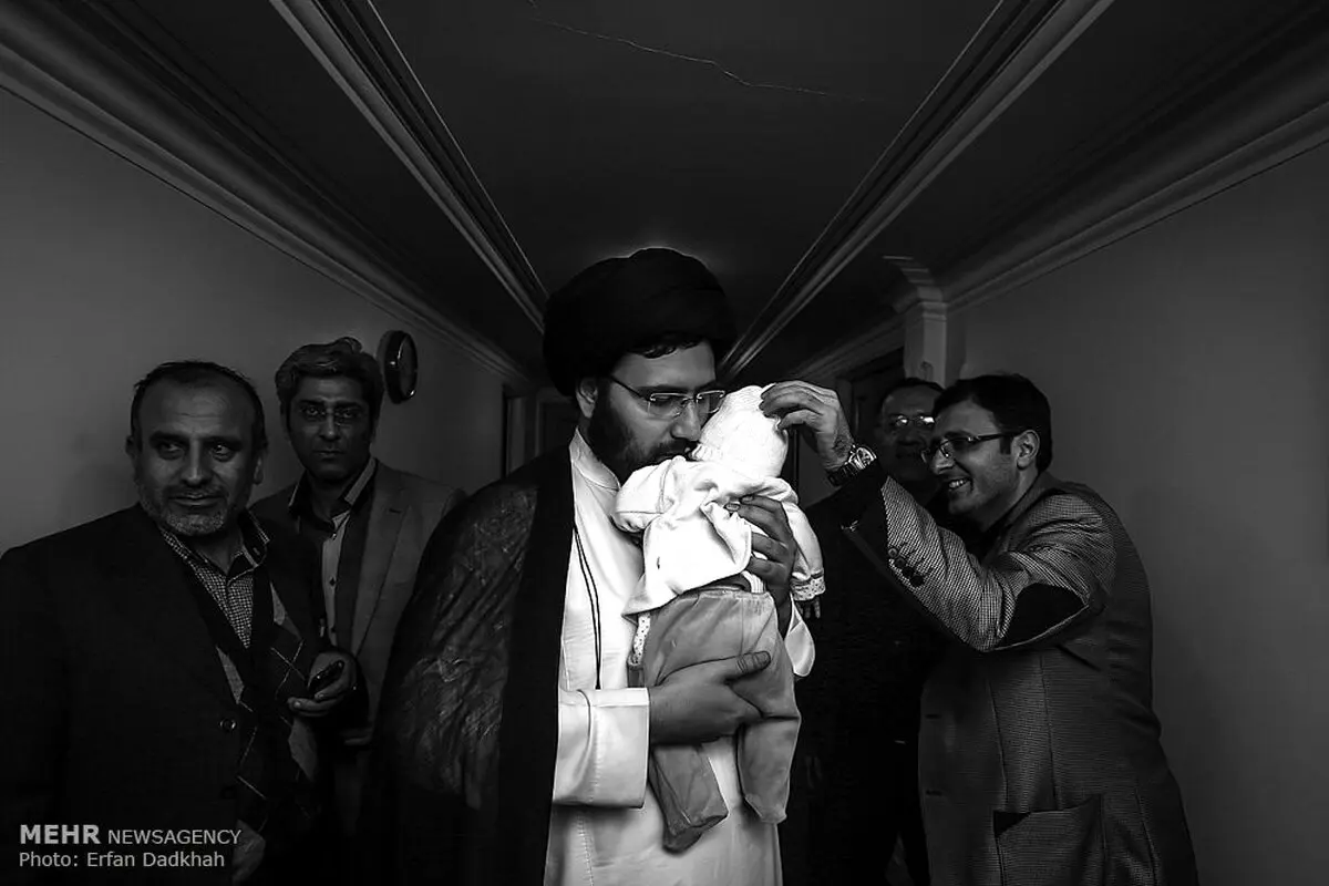 وقتی سید علی خمینی در گوش یک نوزاد اذان می‌گوید/ عکس