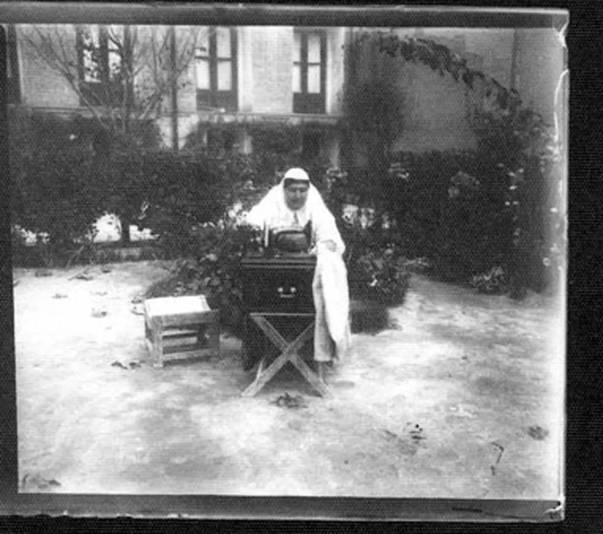 عکس/ دختر ناصرالدین شاه درحال خیاطی