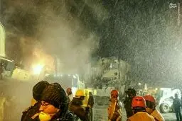 بارش برف در محل آواربرداری پلاسکو/عکس