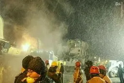 بارش برف در محل آواربرداری پلاسکو/عکس