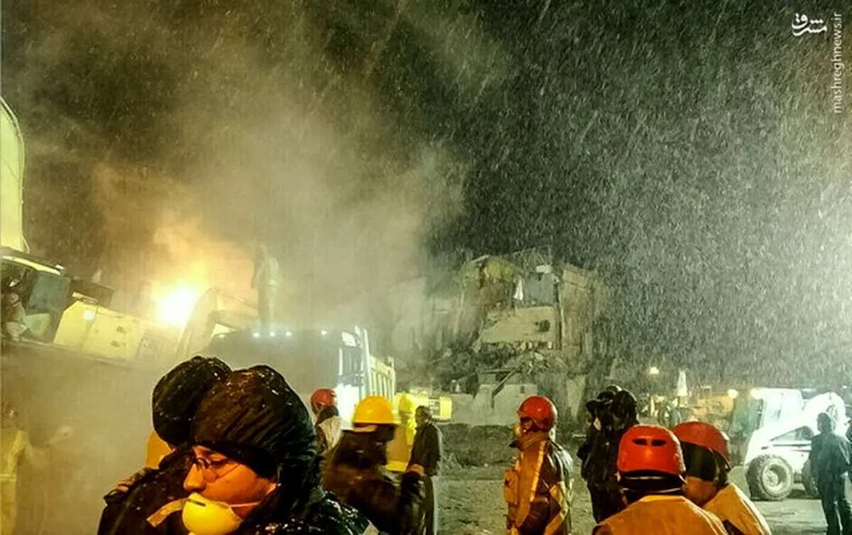 بارش برف در محل آواربرداری پلاسکو/عکس