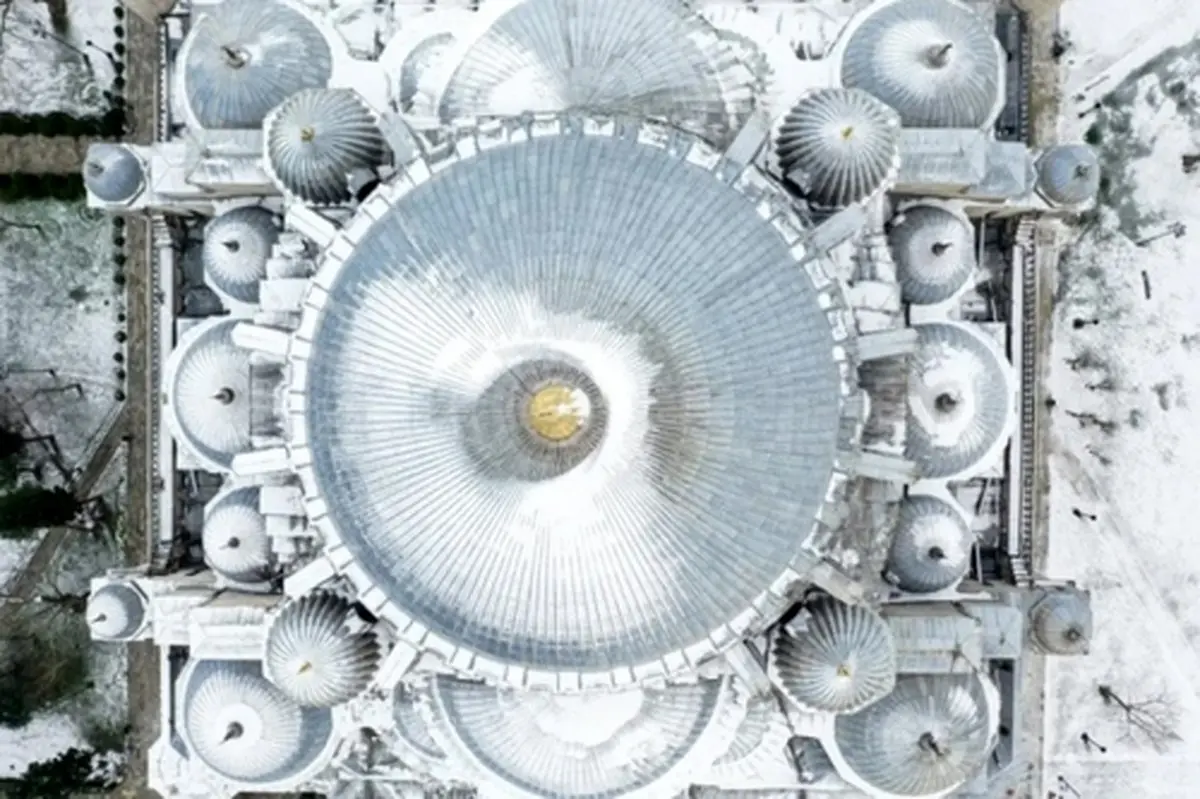 عکسی زیبا از گنبد‌های مسجد سلیمانیه شهر استانبول زیر پوشش برف