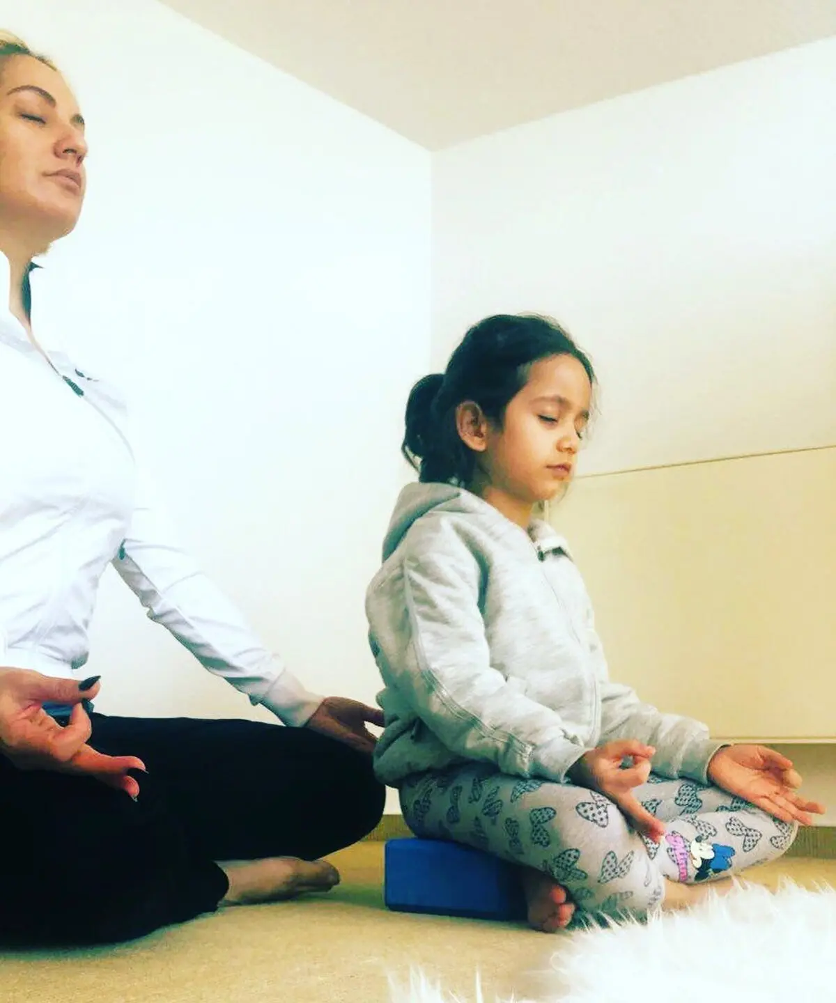 مهناز افشار و دخترش در حال انجام یوگا! + عکس