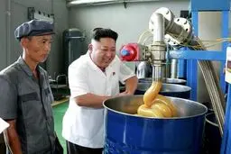 تصاویر بازدید رهبر کره شمالی از کارخانجات تولیدی روغن ، شیشه سازی و ...