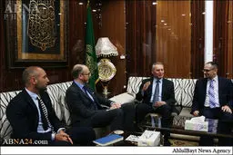 حضور سفیر سوئد در حرم امام علی(ع)/عکس